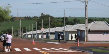 Prefeito Ulisses Maia entrega casas para famílias no Jardim Munique
