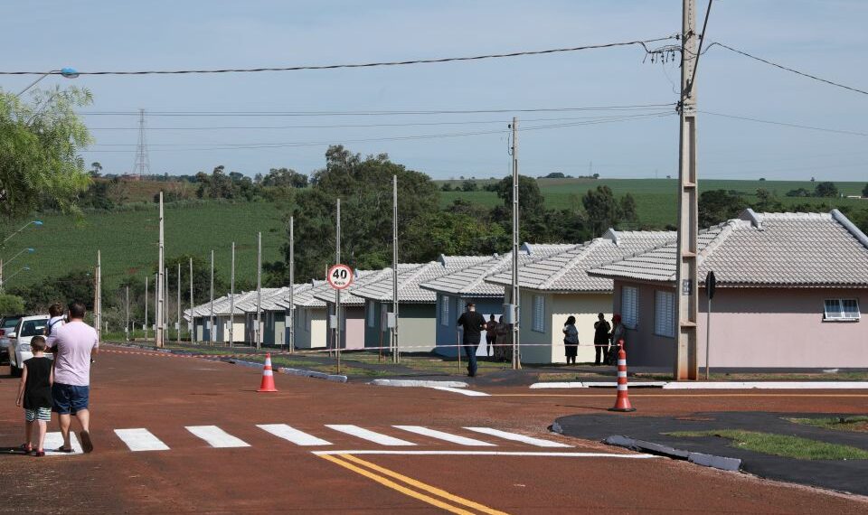 Prefeito Ulisses Maia entrega casas para famílias no Jardim Munique