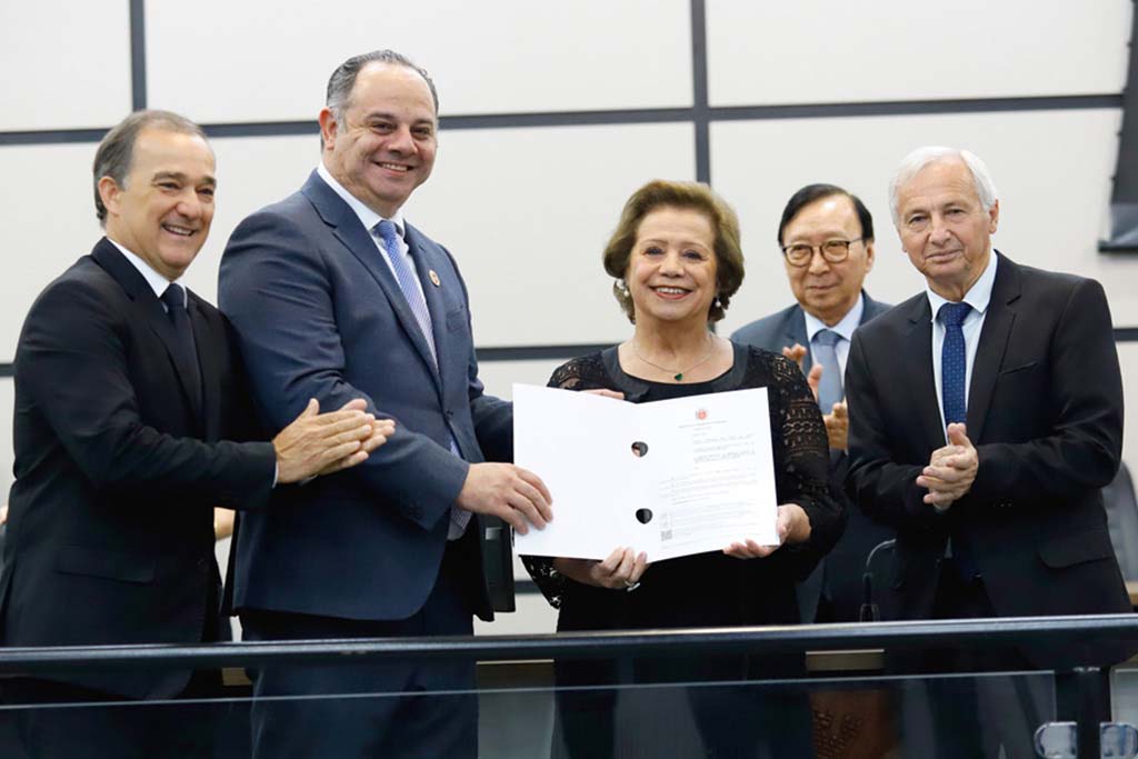 Maria Eliana Palma recebe título de Cidadã Benemérita de Maringá