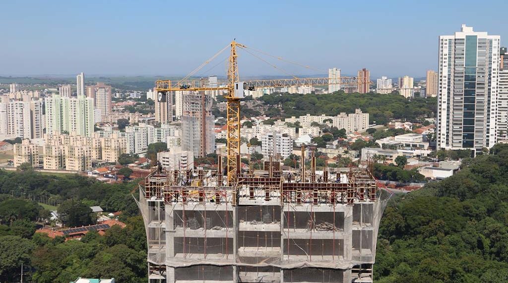Há mais de cem prédios em construção em Maringá, diz mapeamento