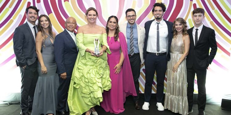 Empresária Fátima Iwata recebe Prêmio ACIM Mulher 2024