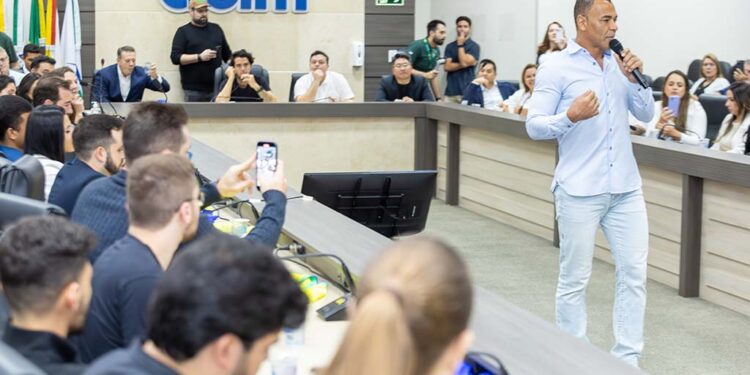 Evento exclusivo com o capitão do Penta Cafu reúne investidores em Maringá