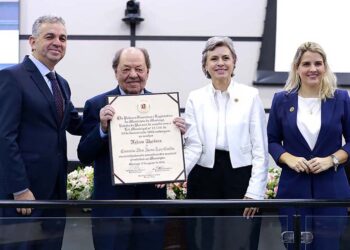 Pioneiro, Nelson Barbosa recebe Comenda Dom Jaime Luiz Coelho por atuação social em Maringá